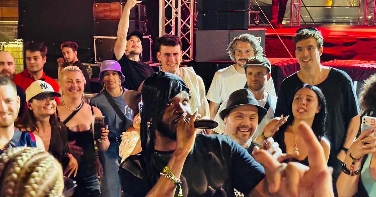 Bez kapely a bez ponožek. Japonské školačky ukázaly, jak si pohrát s taťky v publiku