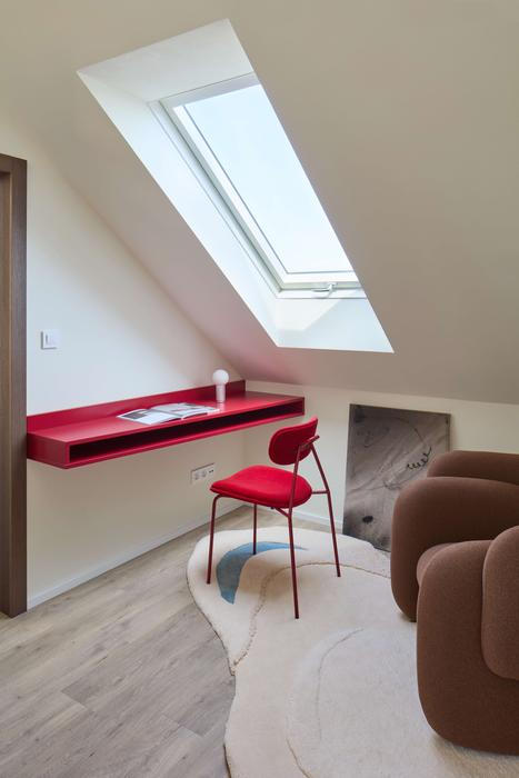 Ateliér dlouhodobě spolupracuje s českými výrobci a mladými tvůrci, a i tentokrát se podařilo propojit design, řemeslo a umění do jednoho celku.