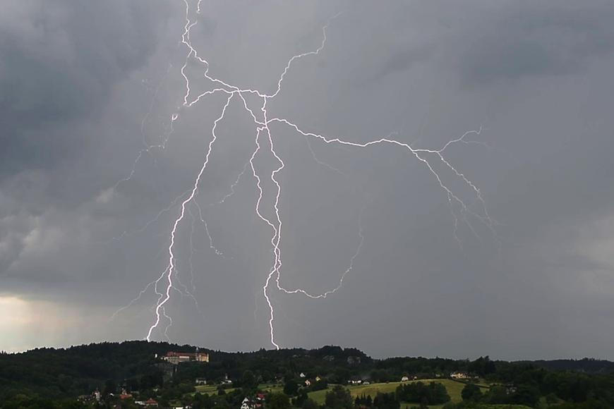 Bouře v Německu si vyžádaly oběť, hasiči řešili zaplavené ulice i popadané stromy