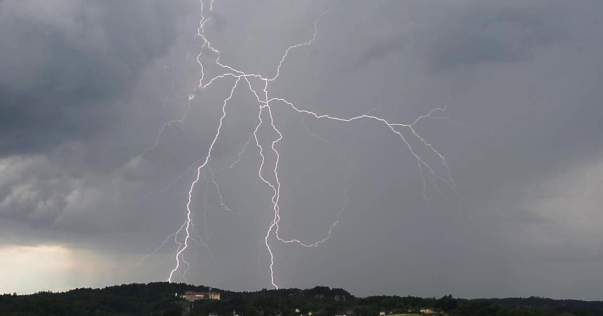 Bouřky potrápily několik krajů. Tisíce domácností zůstaly bez elektřiny