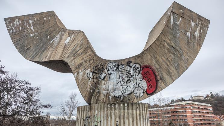 Betonová plastika Rovnováha, která se v pátek zřítila u Barrandovského mostu. Archivní foto. 