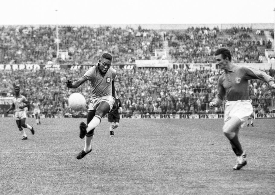 Stockholm, Švédsko, 24. června 1958: Sedmnáctiletý Pelé střílí na branku během semifinále mistrovství světa proti Francii.