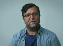 Režisér David Laňka otevřeně popsal roky ponižování, psychického nátlaku a strachu, které prožíval ve vztazích, aby ukázal, že obětí domácího násilí se může stát i muž.