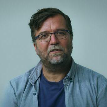 Režisér David Laňka otevřeně popsal roky ponižování, psychického nátlaku a strachu, které prožíval ve vztazích, aby ukázal, že obětí domácího násilí se může stát i muž.