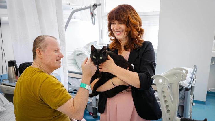 Felinoterapeutka Elena Berčíková, DiS., s kocourem Teušem
