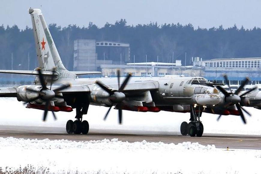 Ukrajinská armáda zničila ruský bombardér. Byl na letišti 800 kilometrů od hranic