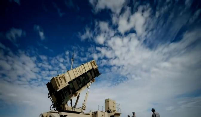 Raketový systém Patriot umí současně odpálit více typů střel, které odpovídají dané hrozbě