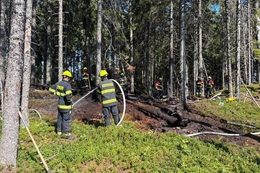 V Národním parku Šumava hořel les v obtížně přístupném terénu
