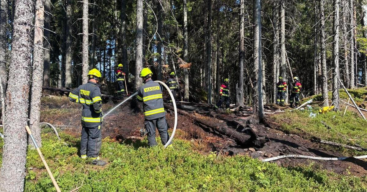 V Národním parku Šumava hořel les v obtížně přístupném terénu