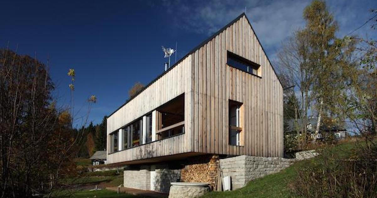Jako by ji posunula lavina. Architekti se v Josefově Dole inspirovali tradičními chalupami