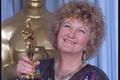 Brenda Frickerová s Oscarem pro nejlepší herečku ve vedlejší roli  (v životopisném dramatu Moje levá noha), 26. března 1990.