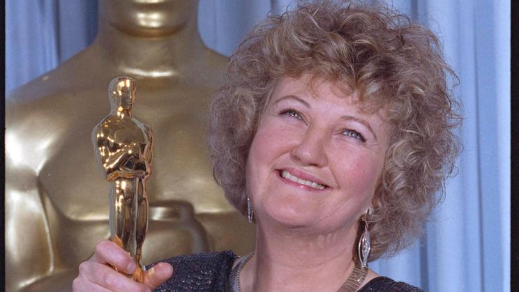 Brenda Frickerová s Oscarem pro nejlepší herečku ve vedlejší roli  (v životopisném dramatu Moje levá noha), 26. března 1990.