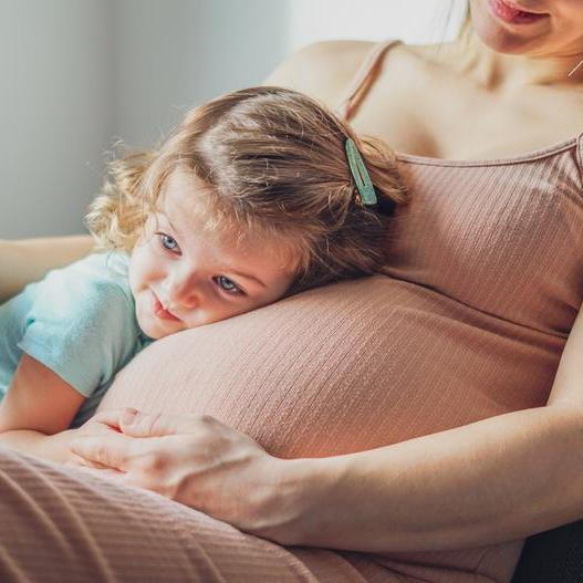 Nevinné hlídání sousedčiny pětileté dcery odhalilo tajemství, které mohlo rozvrátit manželství a skončit tragédií.