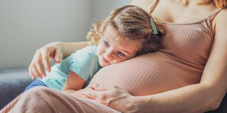 Nevinné hlídání sousedčiny pětileté dcery odhalilo tajemství, které mohlo rozvrátit manželství a skončit tragédií.