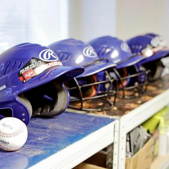 Baseballový ani softballový dres se neobejde bez helmy.