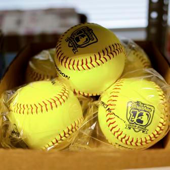 Hrají baseball, nebo softball? Poznáte to i podle míčku: baseballový je bílý a menší, softballový je žlutý a větší.