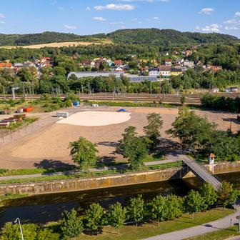 Na začátku července už jsou obrysy zcela zřejmé: světlá plocha je budoucí antukový infield, zbytek výseče čeká na osetí trávníkem pro outfield.