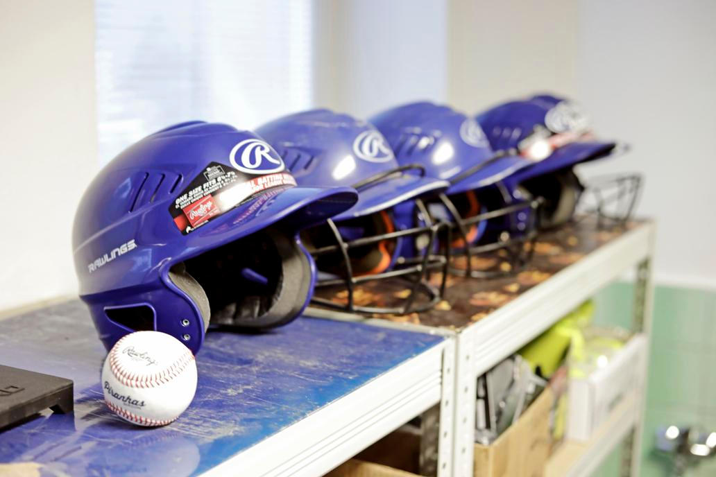 Baseballový ani softballový dres se neobejde bez helmy.