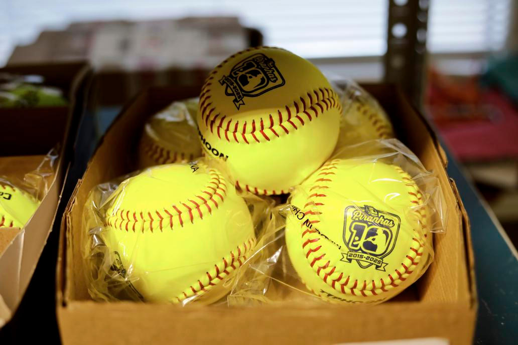 Hrají baseball, nebo softball? Poznáte to i podle míčku: baseballový je bílý a menší, softballový je žlutý a větší.