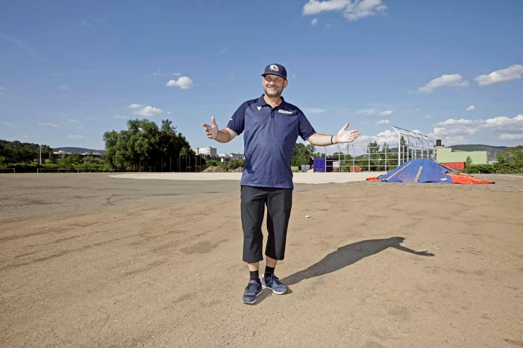 Se 76 metry bude berounské hřiště vyhovovat i pravidlům pro baseball.
