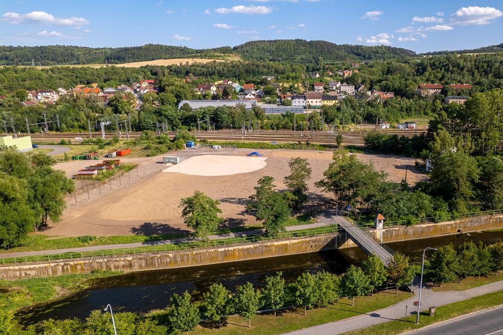 Na začátku července už jsou obrysy zcela zřejmé: světlá plocha je budoucí antukový infield, zbytek výseče čeká na osetí trávníkem pro outfield.