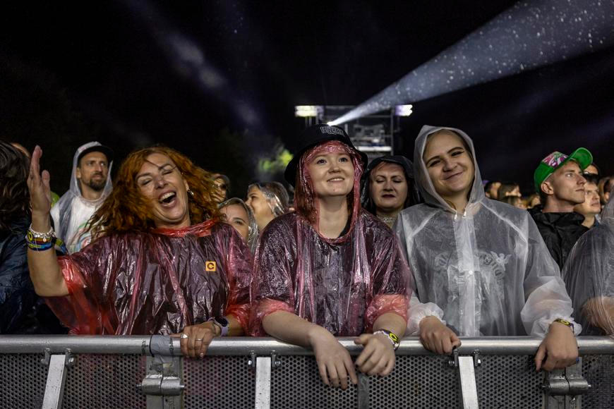 Přinesl křídu a bylo zas dobře. Jak se Ostravané baví v noci, když dorazí liják