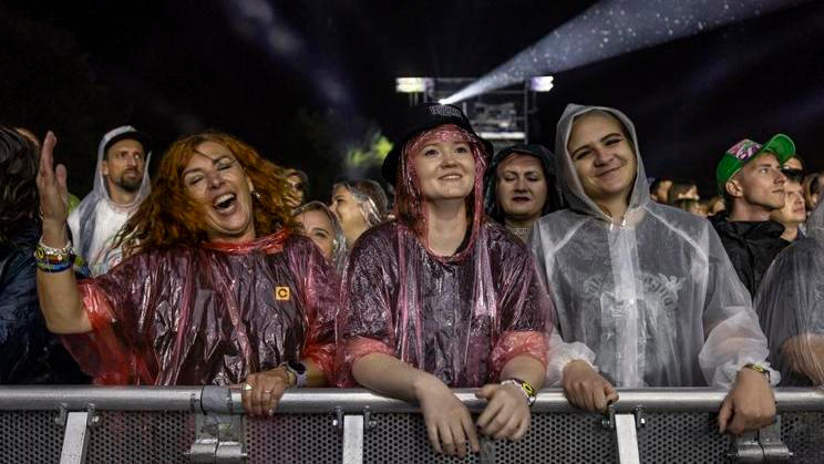 Déšť na Colours of Ostrava? Jako by festivalu pomohl a postříkal jej živou vodou.