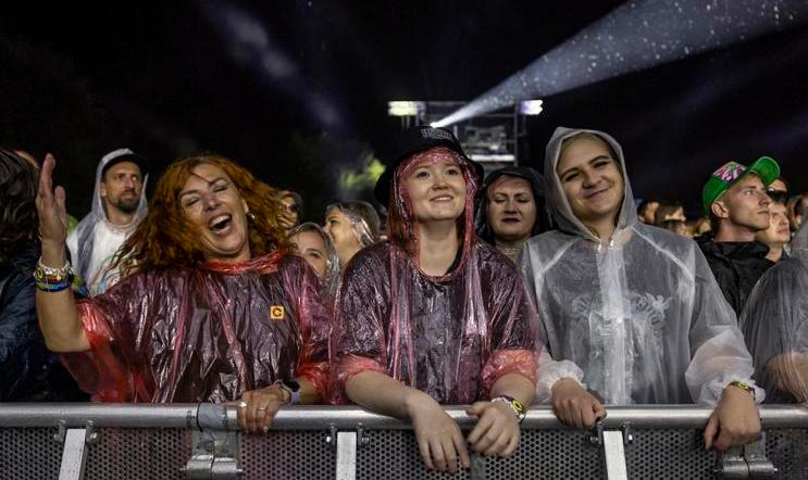 Déšť na Colours of Ostrava? Jako by festivalu pomohl a postříkal jej živou vodou.