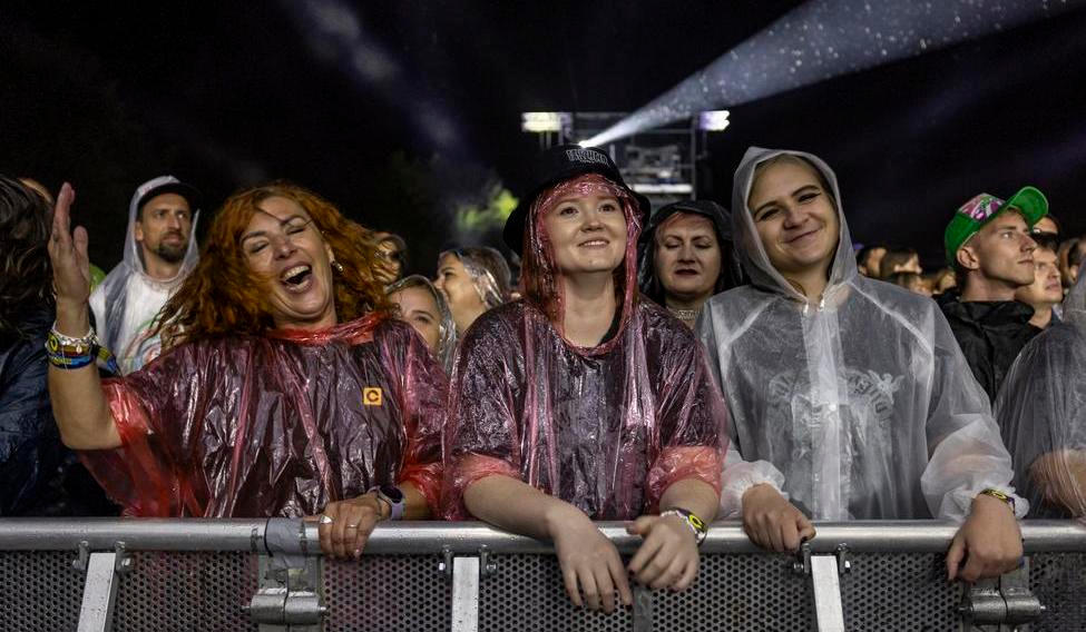 Déšť na Colours of Ostrava? Jako by festivalu pomohl a postříkal jej živou vodou.
