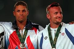 Zlatý Dan O'Brien a bronzový Tomáš Dvořák na stupních vítězů na olympiádě v Atlantě 1996