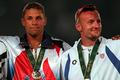 Zlatý Dan O'Brien a bronzový Tomáš Dvořák na stupních vítězů na olympiádě v Atlantě 1996