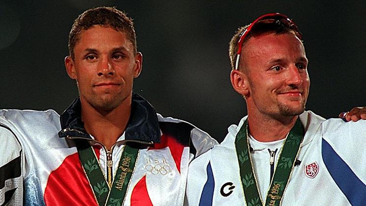 Zlatý Dan O'Brien a bronzový Tomáš Dvořák na stupních vítězů na olympiádě v Atlantě 1996