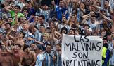 Transparent s nápisem „Malvíny jsou argentinské“, který odkazuje na spor o Falklandské ostrovy mezi Argentinou a Velkou Británií.