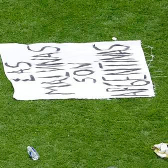 Transparent s nápisem „Malvíny jsou argentinské“, který odkazuje na spor o Falklandské ostrovy mezi Argentinou a Velkou Británií.