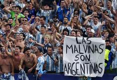 Transparent s nápisem „Malvíny jsou argentinské“, který odkazuje na spor o Falklandské ostrovy mezi Argentinou a Velkou Británií.