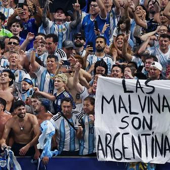 Transparent s nápisem „Malvíny jsou argentinské“, který odkazuje na spor o Falklandské ostrovy mezi Argentinou a Velkou Británií.