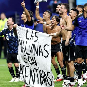 Transparent s nápisem „Malvíny jsou argentinské“, který odkazuje na spor o Falklandské ostrovy mezi Argentinou a Velkou Británií.