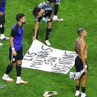 Transparent s nápisem „Malvíny jsou argentinské“, který odkazuje na spor o Falklandské ostrovy mezi Argentinou a Velkou Británií.