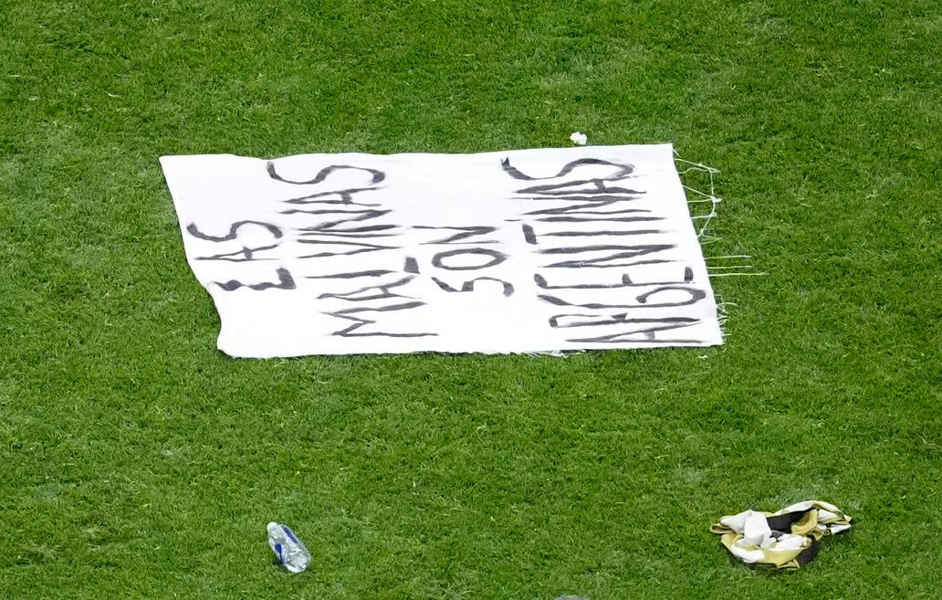 Transparent s nápisem „Malvíny jsou argentinské“, který odkazuje na spor o Falklandské ostrovy mezi Argentinou a Velkou Británií.