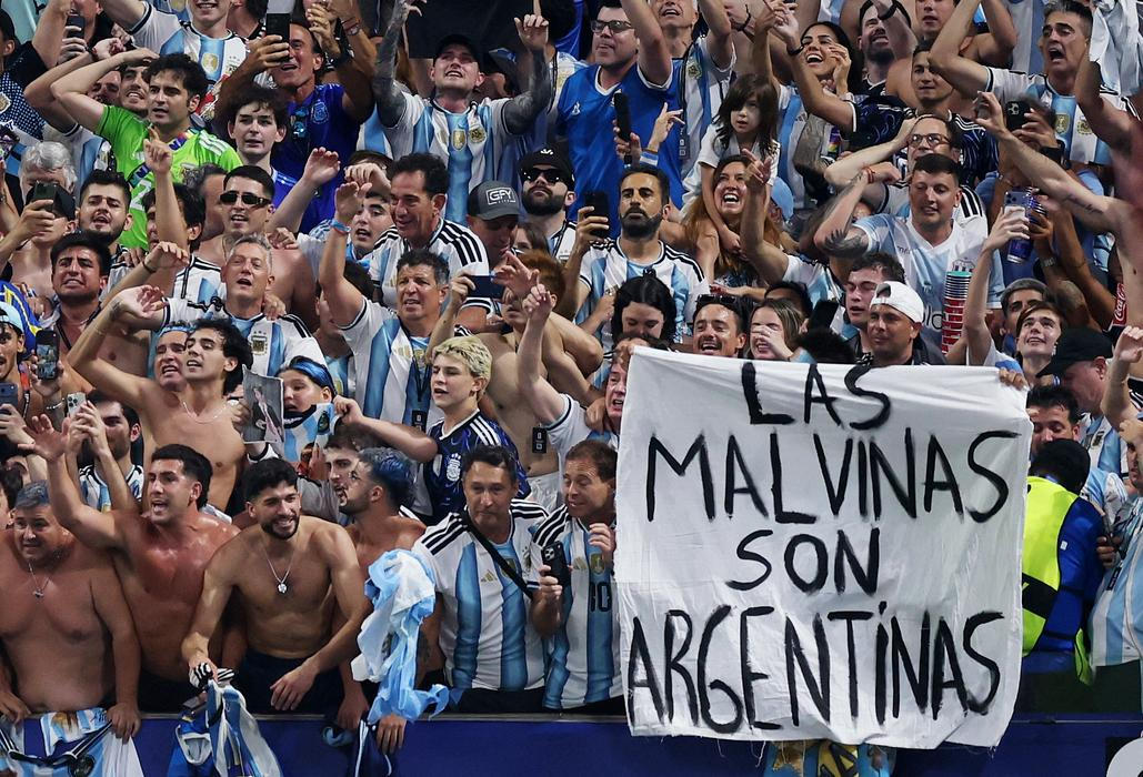 Transparent s nápisem „Malvíny jsou argentinské“, který odkazuje na spor o Falklandské ostrovy mezi Argentinou a Velkou Británií.