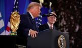 Donald Trump a Gianni Infantino stojí vedle trofeje pro mistry světa ve fotbale během recepce FIFA v newyorské Trump Tower