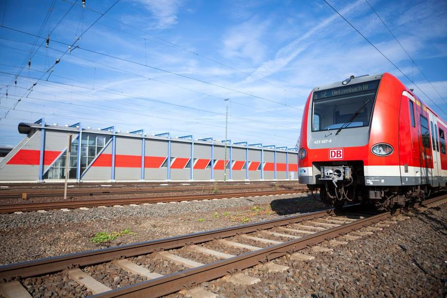 Pracovník německých drah vypadl po potyčce s cestujícím z vlaku. Při rychlosti 120 km/h