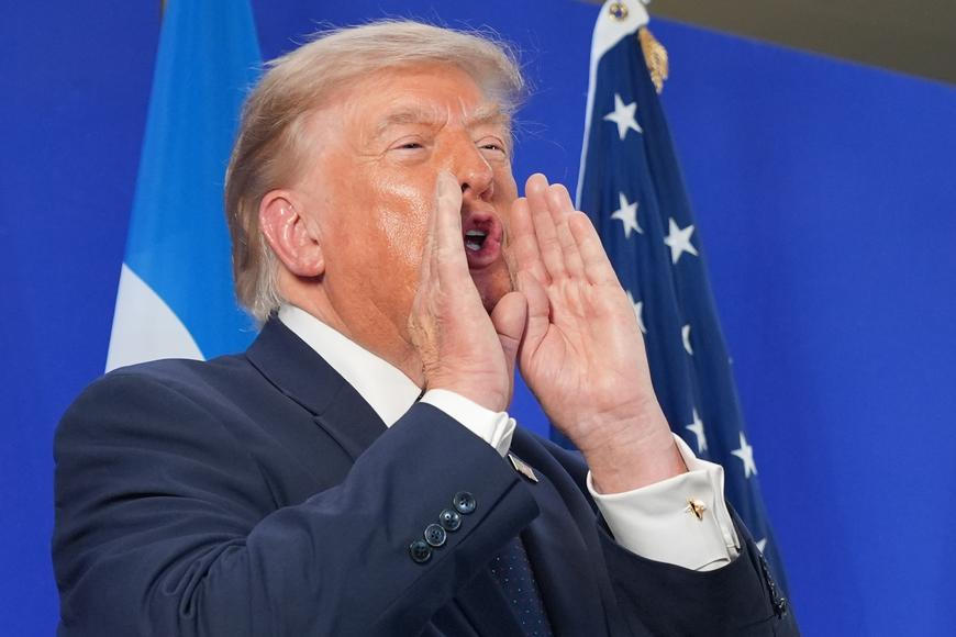 Za 100 tisíc dolarů měsíčně rychlejší přístup k Trumpovým zprávám? Nehorázné, reagují demokraté