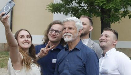 Skupinka mladých lidí si dělá selfie s prezidentem Petrem Pavlem na zámku v Lánech, kam prezident pozval 14. července 2026 šedesátku mladých politiků a političek všech parlamentních stran a hnutí.