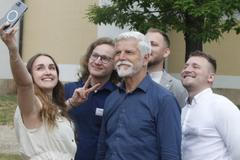 Skupinka mladých lidí si dělá selfie s prezidentem Petrem Pavlem na zámku v Lánech, kam prezident pozval 14. července 2026 šedesátku mladých politiků a političek všech parlamentních stran a hnutí.