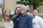 Skupinka mladých lidí si dělá selfie s prezidentem Petrem Pavlem na zámku v Lánech, kam prezident pozval 14. července 2026 šedesátku mladých politiků a političek všech parlamentních stran a hnutí.