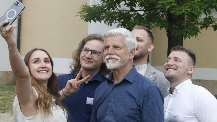 Skupinka mladých lidí si dělá selfie s prezidentem Petrem Pavlem na zámku v Lánech, kam prezident pozval 14. července 2026 šedesátku mladých politiků a političek všech parlamentních stran a hnutí.