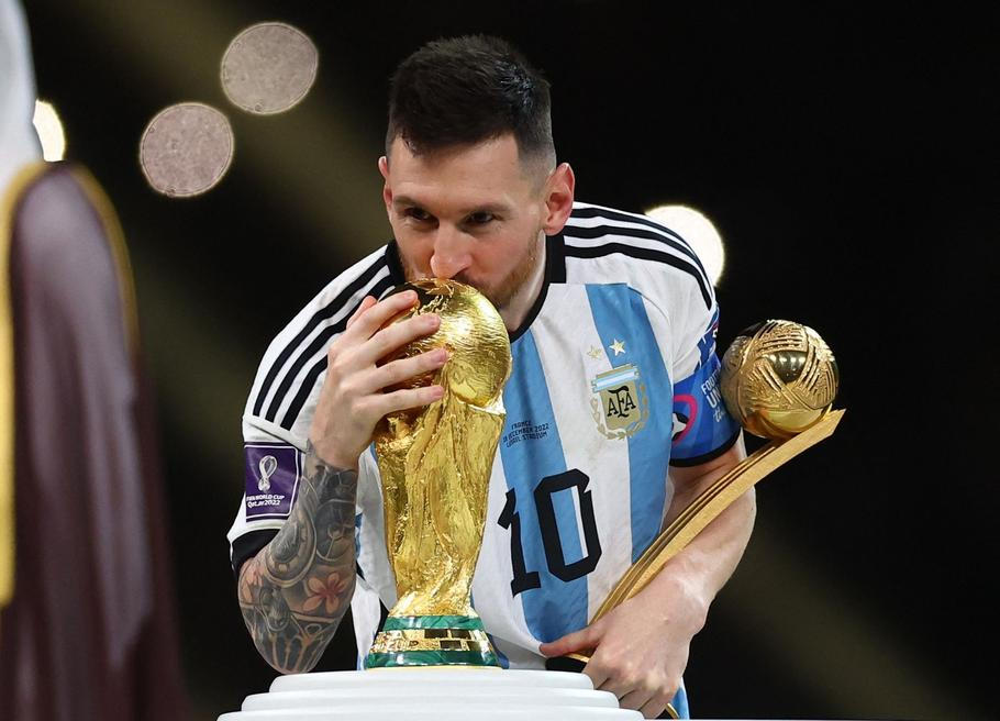 Lionel Messi slaví triumf na MS 2022 v Kataru.