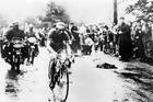 Charly Gaul při svém nejslavnějším kousku, vítězství v deštivé 21. etapě Tour de France 1958