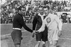. English: Goalkeepers and capitains Gianpiero Combi (for Italy) and František Pláni?ka (from Czechoslovakia) share hands before the 1934 FIFA World Cup final in Rome Italiano: I portieri e capitani Gianpiero Combi (Italia) e František Pláni?ka (Cecoslova
